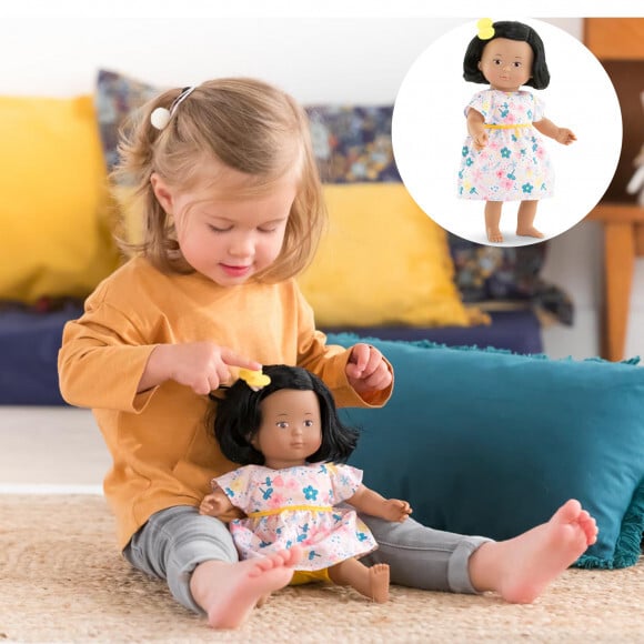 enfant qui joue avec une poupée