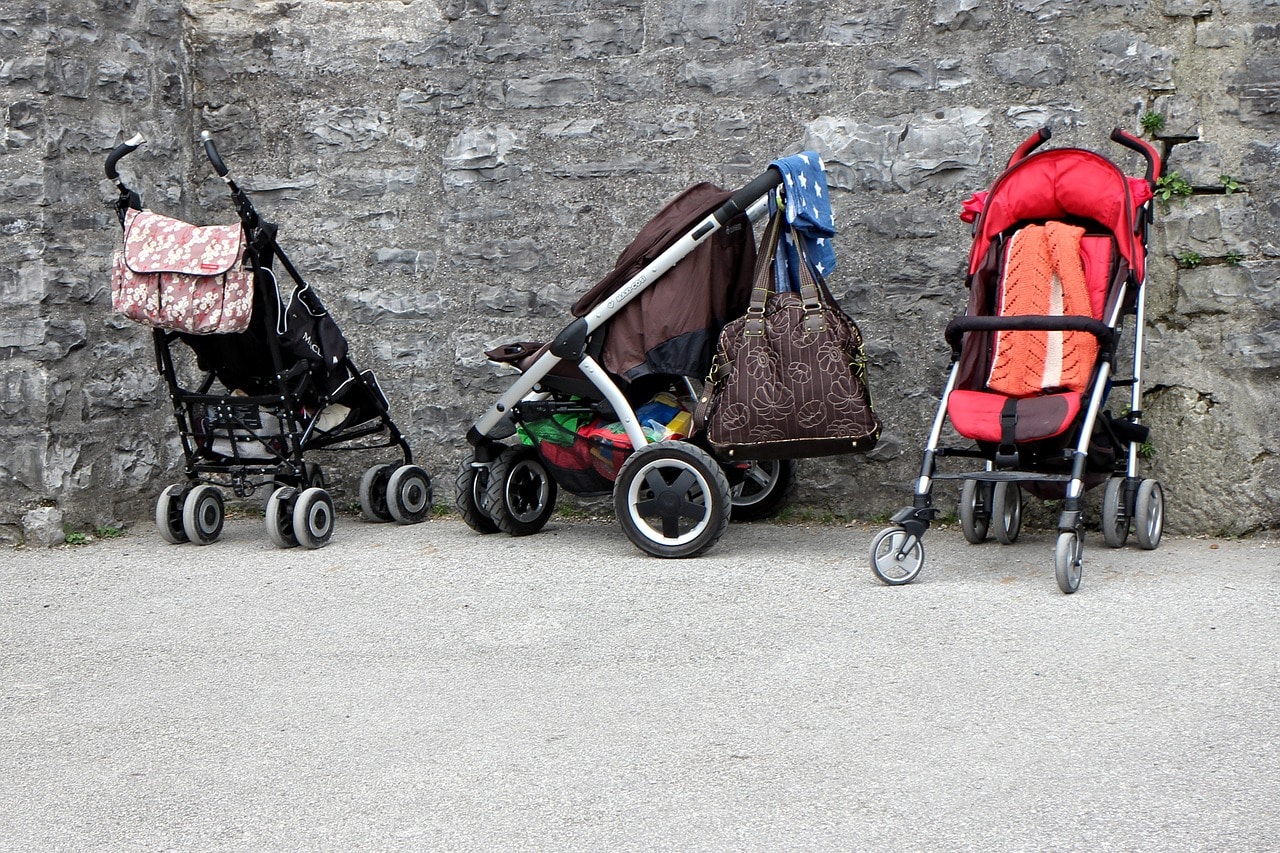 Quelle est la poussette la moins encombrante pour partir avec bébé ?